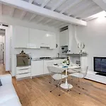 Central Duomo Apartment With Fast Wifi